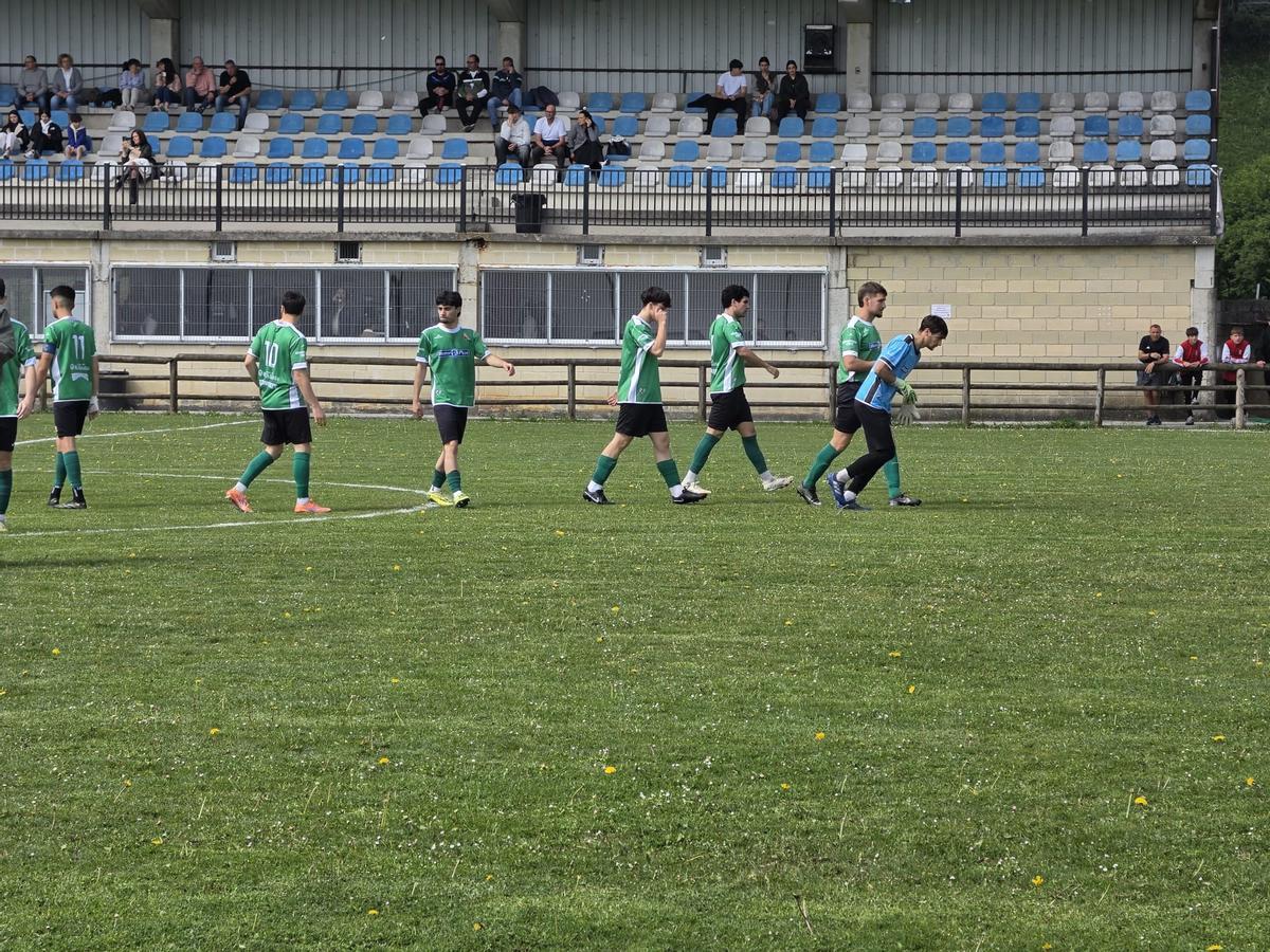 El Narcea en el inicio del último partido disputado en el campo del CD Tineo.