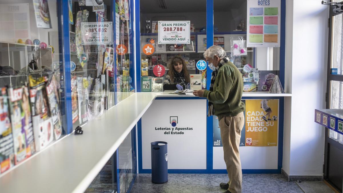 Un establecimiento comercial en Bermillo, en una fotografía de semanas atrás.