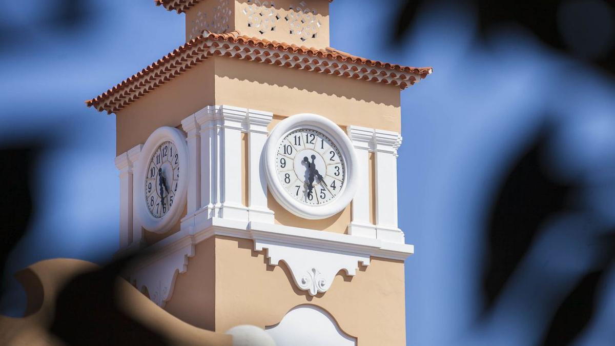 Reloj del mercado Nuestra Señora de África, en Santa Cruz de Tenerife.  | CARSTEN W. LAURITSEN