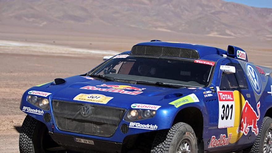 El piloto de España Carlos Sáinz conduce su Volkswagen Touareg,