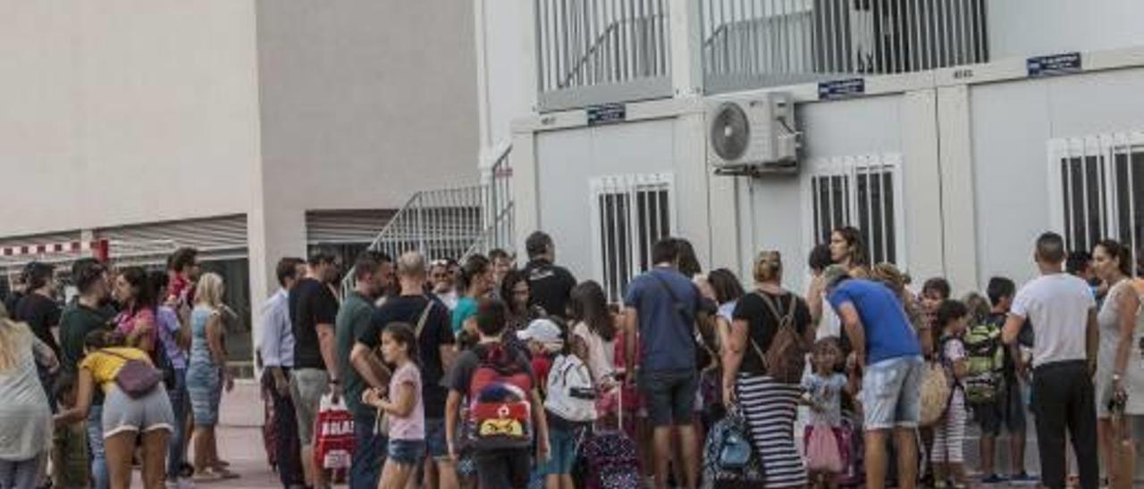 El colegio La Almadraba en barracones, ocupa parte de patio del IES Radio Exterior.