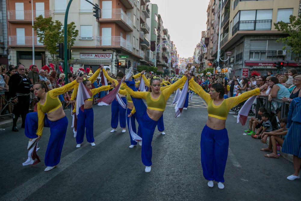 Los Benimerines abren los desfiles con un boato de más de 200 personas marcado por un espectáculo cautivador y las danzas salvajes