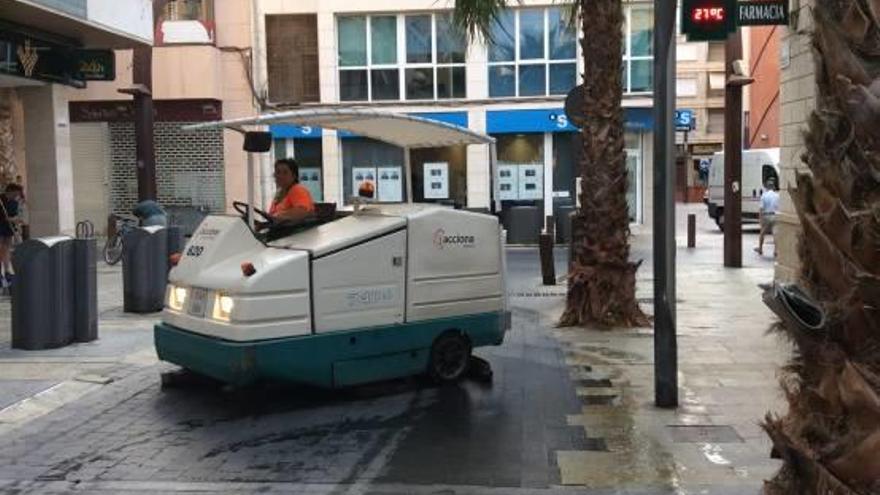 Imagen del servicio de limpieza urbana en Torrevieja.