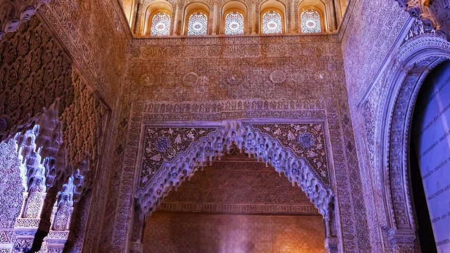 La Alhambra trabaja para restaurar la policromía original nazarí de la Sala de los Reyes