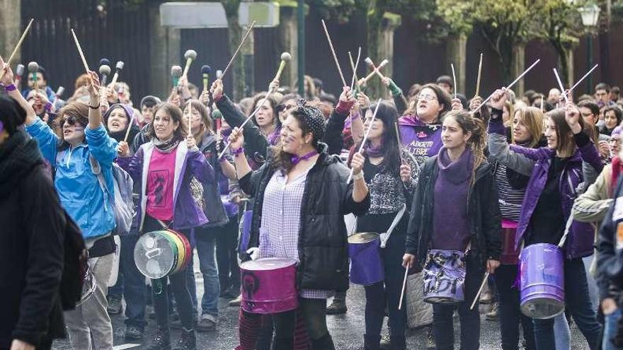 Cientos de gallegos alzan la voz contra los &quot;feminicidios&quot;