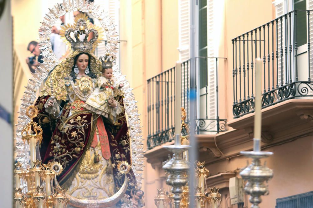 La tercera salida procesional de la Virgen de los Remedios recorre las calles del Centro de Málaga tras iniciar el cortejo desde la iglesia de los Mártires.