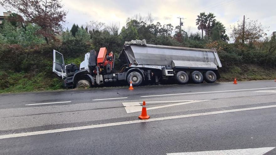 Un camionero herido tras sufrir una salida de vía, en Catoira