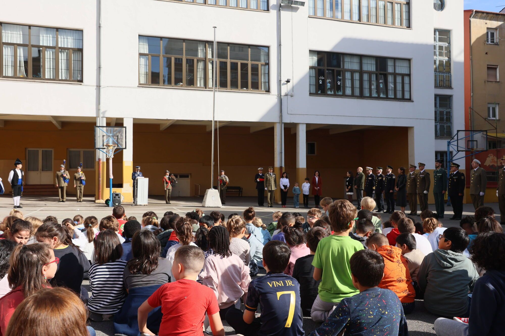 Escuelas Blancas. Acto de izado de la bandera con asistencia del delegado de Defensa y representantes de la Guardia Civil, la Policía Nacional y la Municipal, entre otros