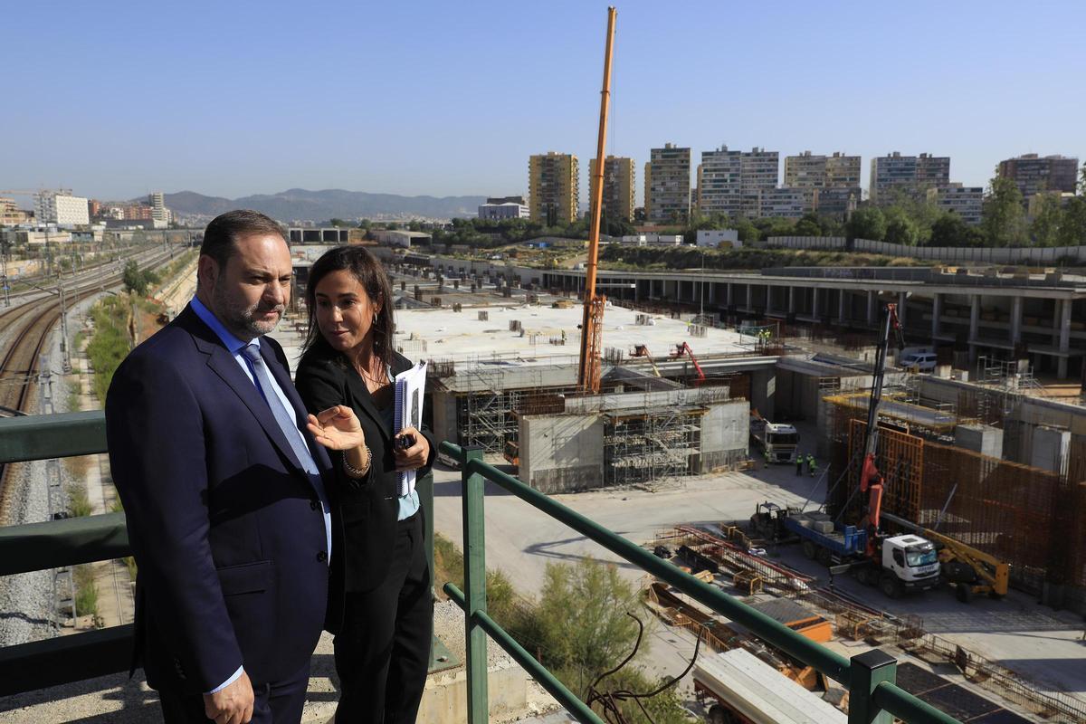 El ex ministro Ábalos e Isabel Pardo de Vera, en una visita a la futura estación de la Sagrera en Barcelona en el año 2019