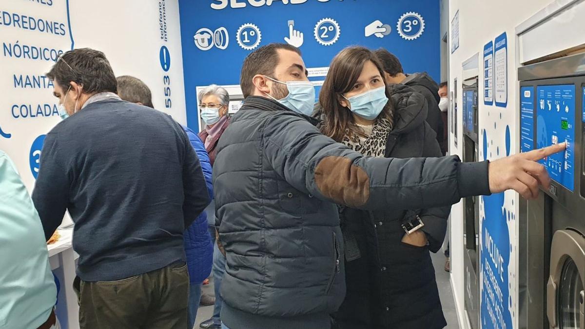 La alcaldesa, Verónica Pichel, acudió a la apertura de la primera lavandería autoservicio de Soutelo.