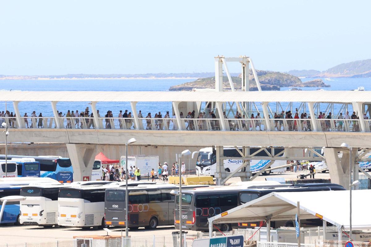 Tres cruceros coinciden en el puerto de Ibiza