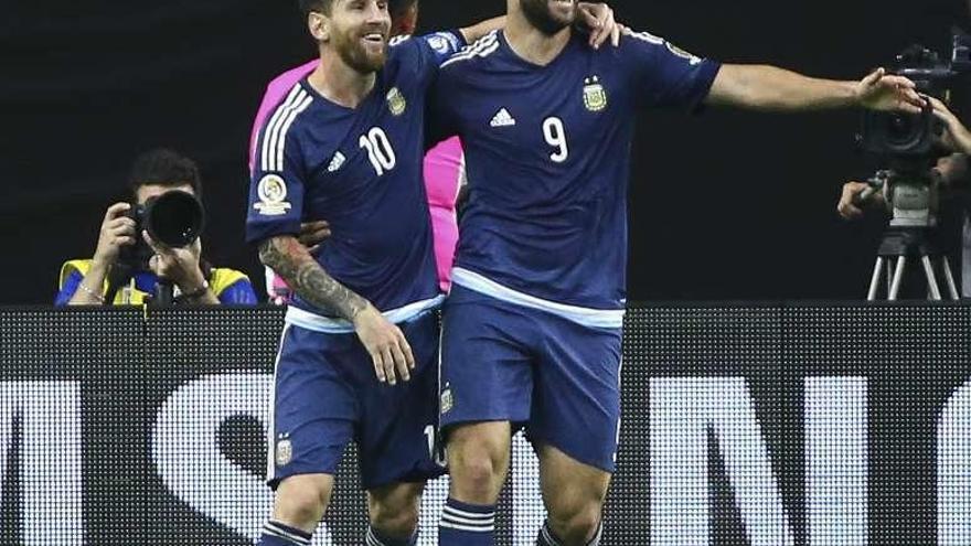 Messi celebra con Higuaín su gol ante Estados Unidos.