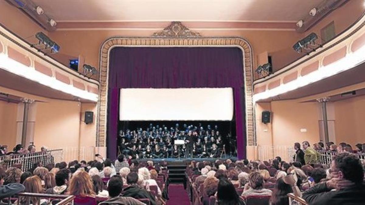 Un coro de música gospel ofrece un concierto en el teatro lleno de público, hace 10 días.