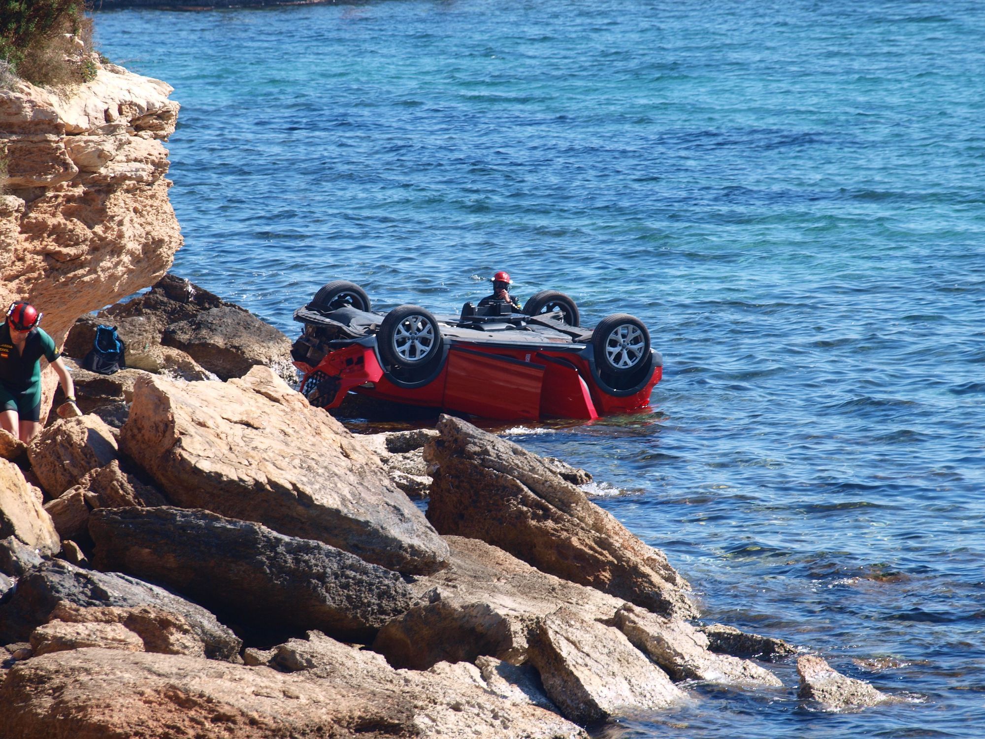 Aparece un vehículo en un acantilado de Punta Prima