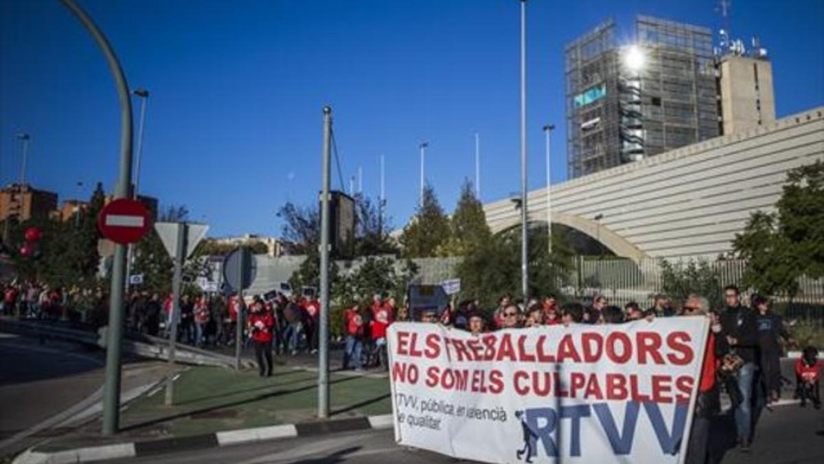 Marcha reivindicativa desde Canal 9 hasta la Generalitat valenciana.
