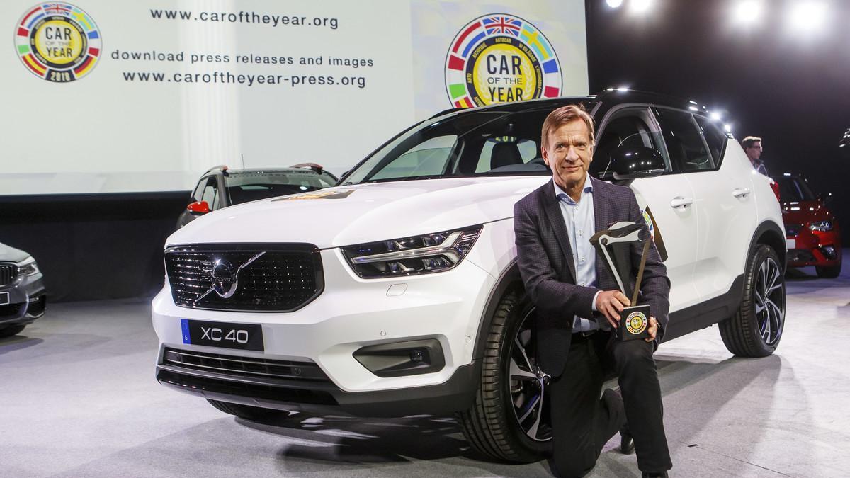 Håkan Samuelsson, CEO de Volvo, con el trofeo del premio del coche del año delante del coche ganador, el XC40.