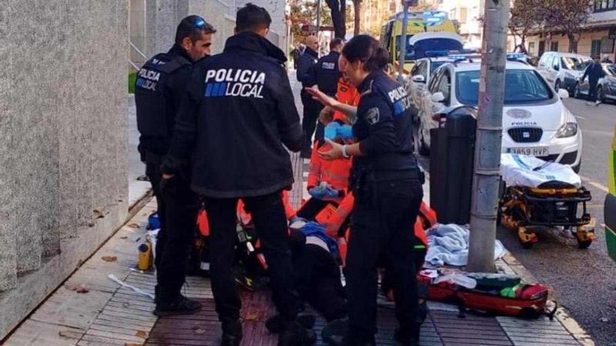 La Policía Local de Ibiza salva la vida a un ciudadano que sufre una parada cardiorrespiratoria en la calle