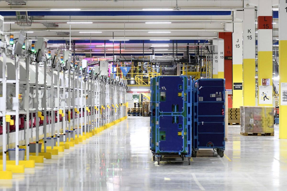 Así es por dentro el centro logístico de Amazon en Murcia