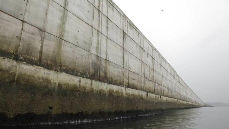 Vista desde el mar del Dique Norte, un muro vertical que protege la ampliación de El Musel.