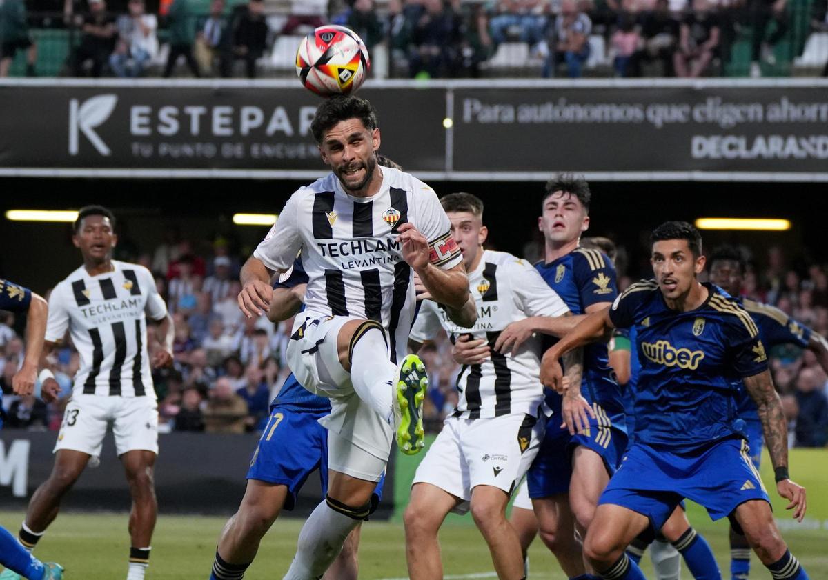 Óscar Gil cabecea una pelota en el partido contra el Recreativo Granada.