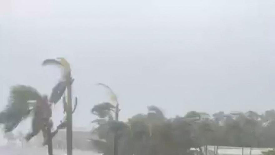 Florida se estremece con el paso del huracán Ian, que deja vientos de 240 km/h