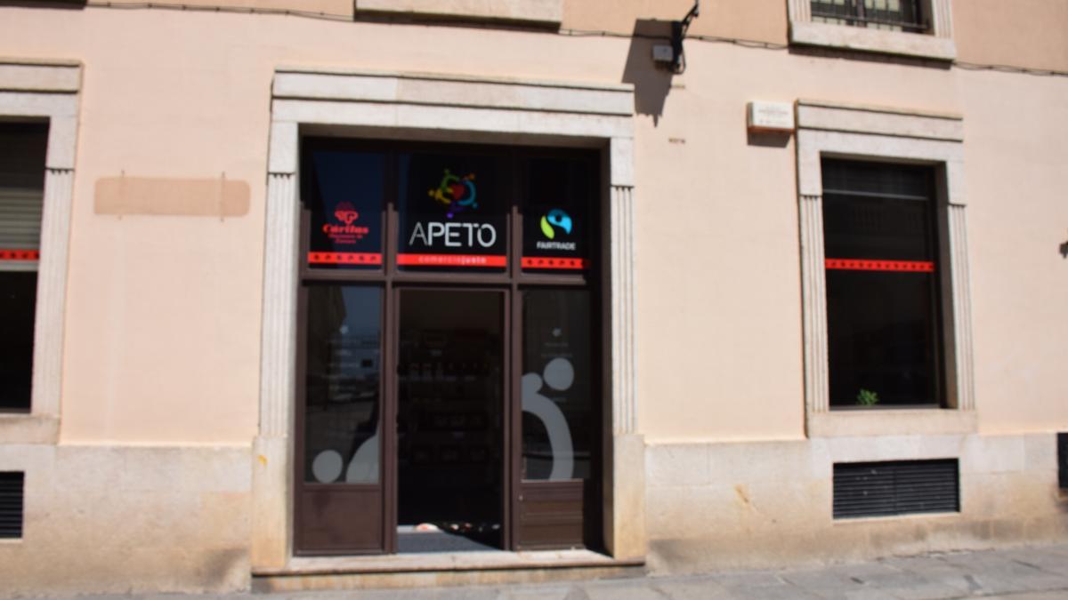 Tienda de Cáritas, situada frente al teatro Ramos Carrión.