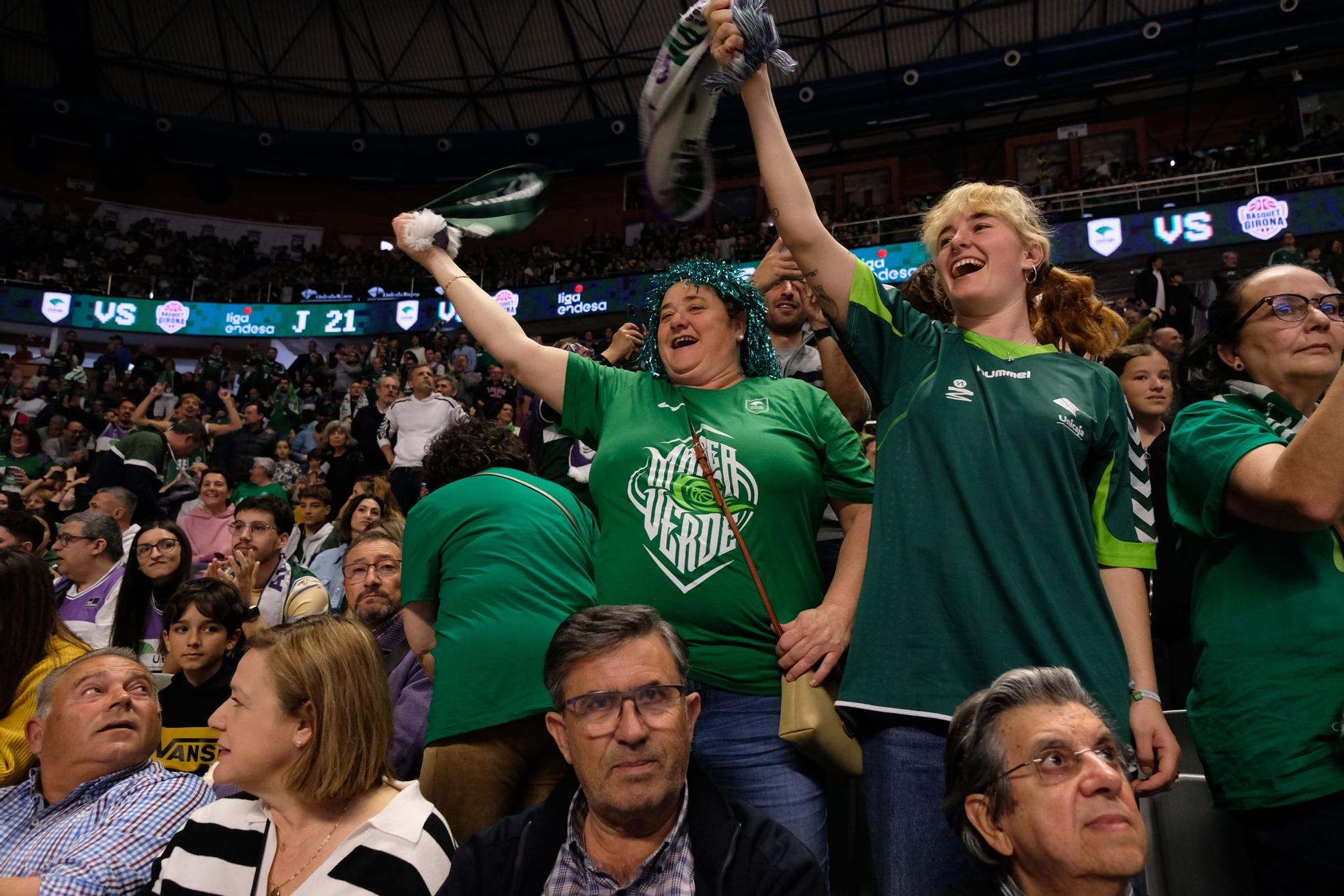 La afición celebra el título de Copa en la previa del Unicaja - Girona