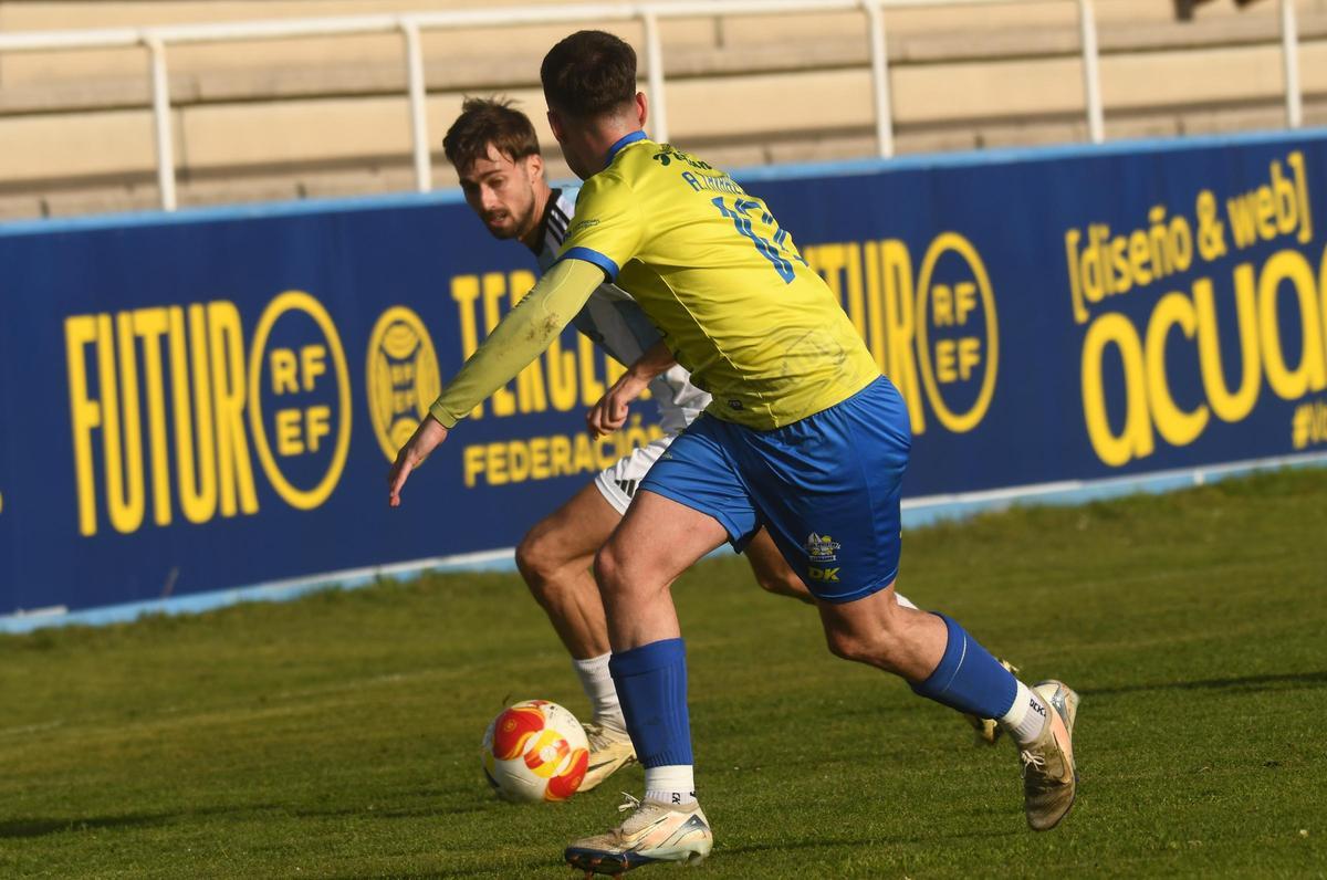 Parapar encara al defensor cambadés en el choque de este sábado.