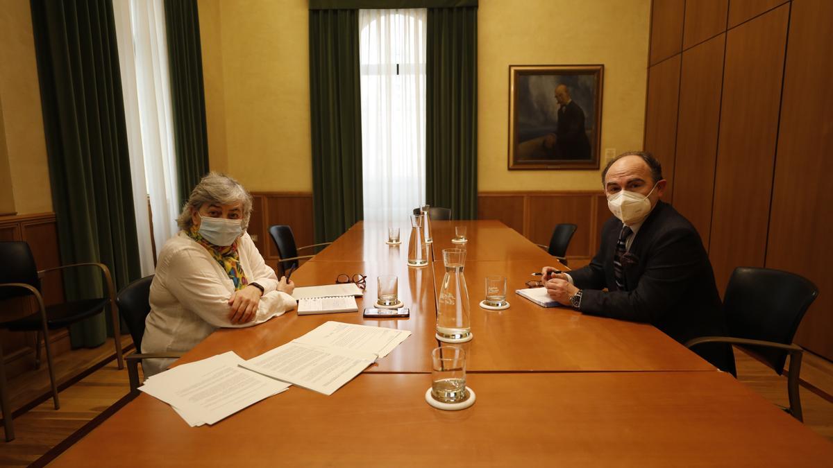 Ana González e Ignacio Villaverde, durante la reunión en el Ayuntamiento