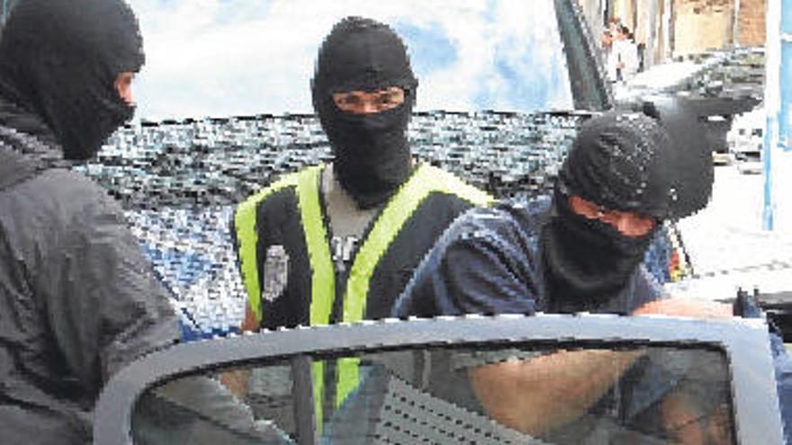La Policía Nacional se lleva arrestado al dueño de una carnicería «halal» de Villarreal en laoperación de 2008.