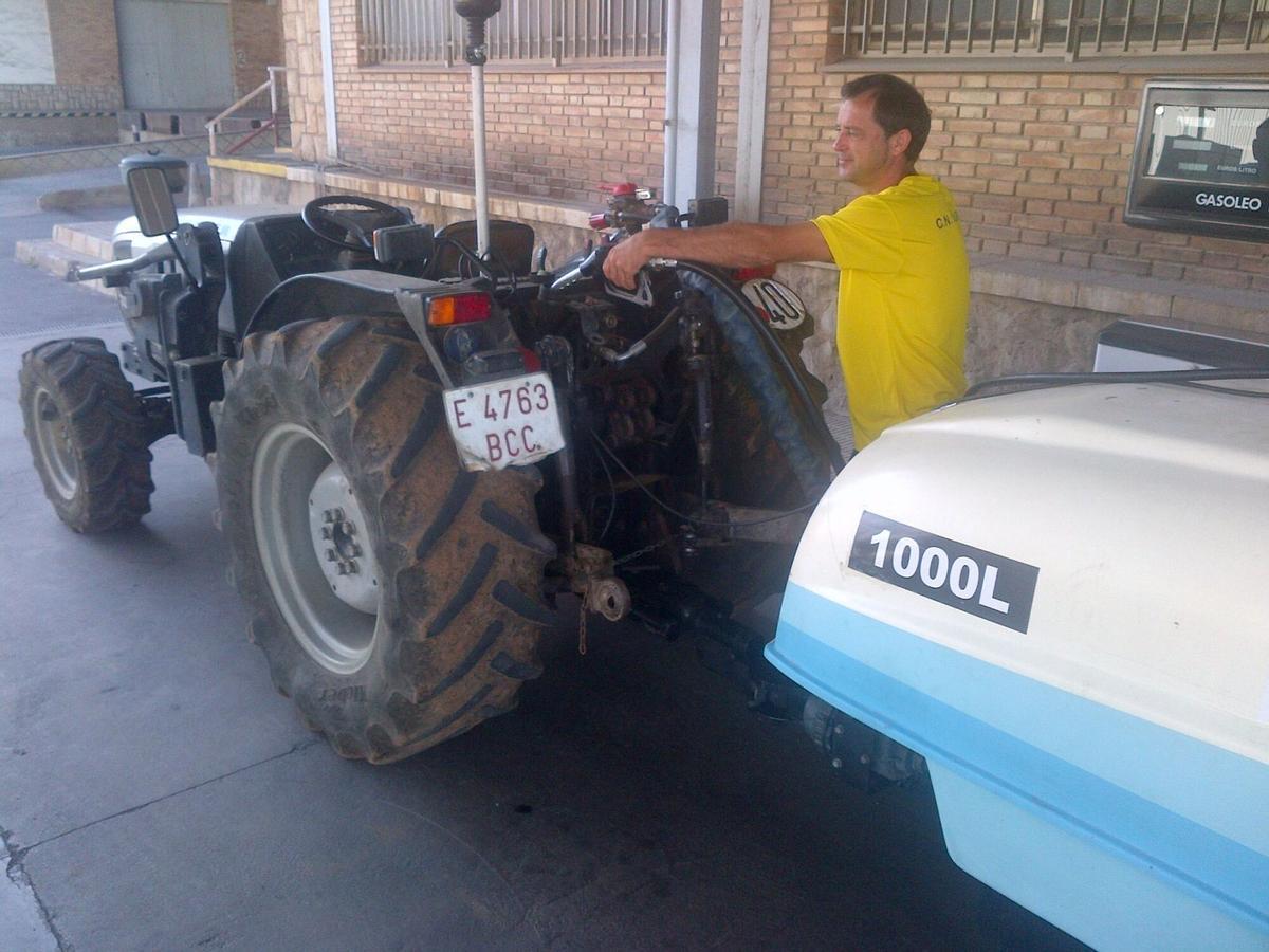 Un agricultor reposta gasóleo B para su tractor en una gasolinera, en una foto cedida por la Unió de Llauradors i Ramaders de la Comunidad Valenciana.