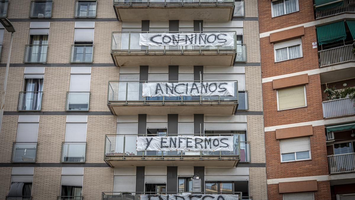 Bloque de pisos donde viven familias vulnerables que Endesa se los cortó la luz lo el pasado miércoles y hasta ahora no tienen