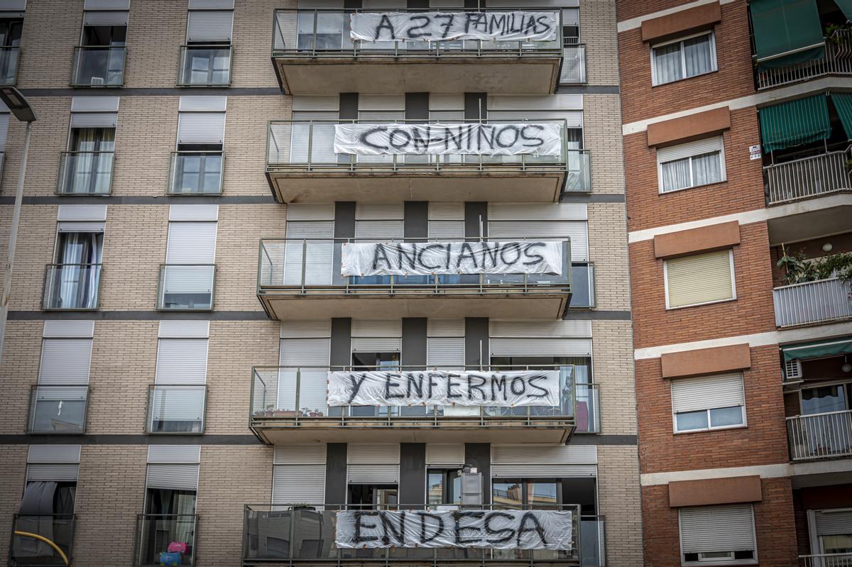 Bloque de pisos donde viven familias vulnerables que Endesa se los cortó la luz lo el pasado miércoles y hasta ahora no tienen