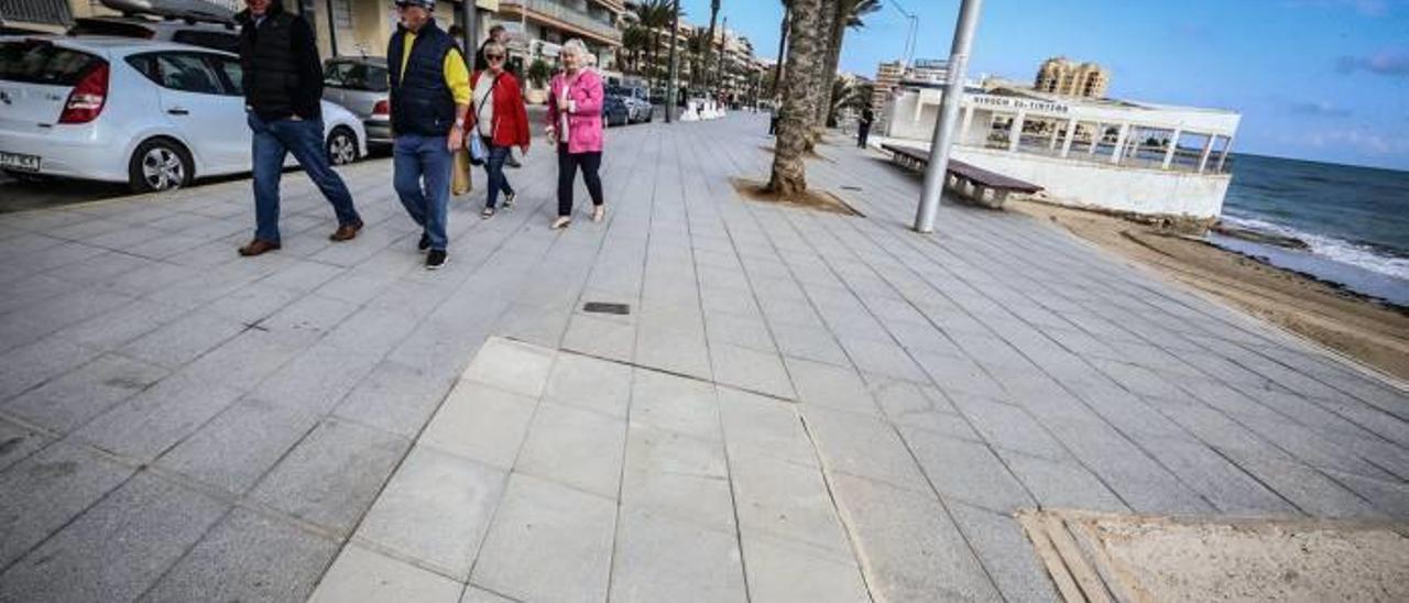 La última palmera «desaparecida» el fin de semana pasado en el paseo, con el hueco tapado.