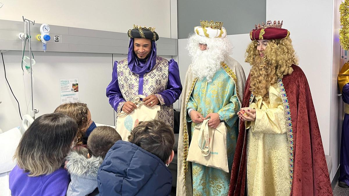 La ilusión de los Reyes Magos llena de sonrisas el Hospital Quirónsalud Córdoba.