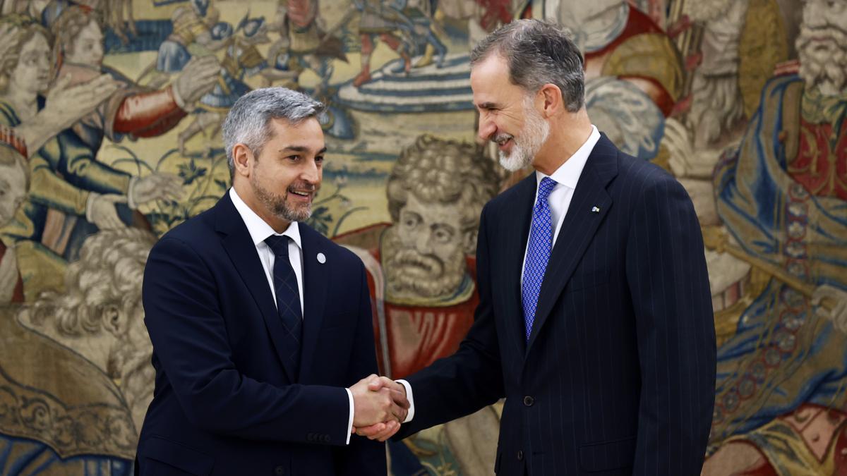 Lío en la foto de los reyes con el presidente de Paraguay y su esposa en el Palacio Real.