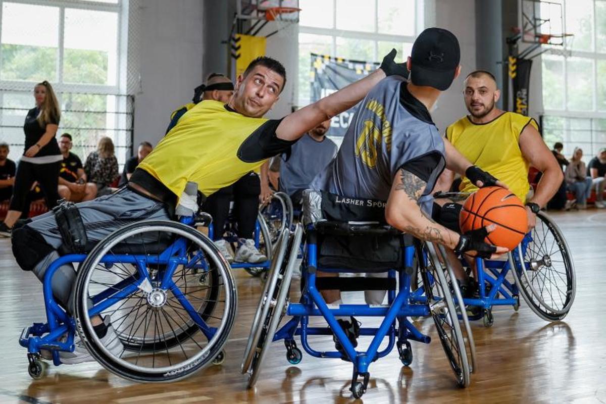 Ex-soldados ucranianos heridos, se recuperan jugando a baloncesto en silla de ruedas