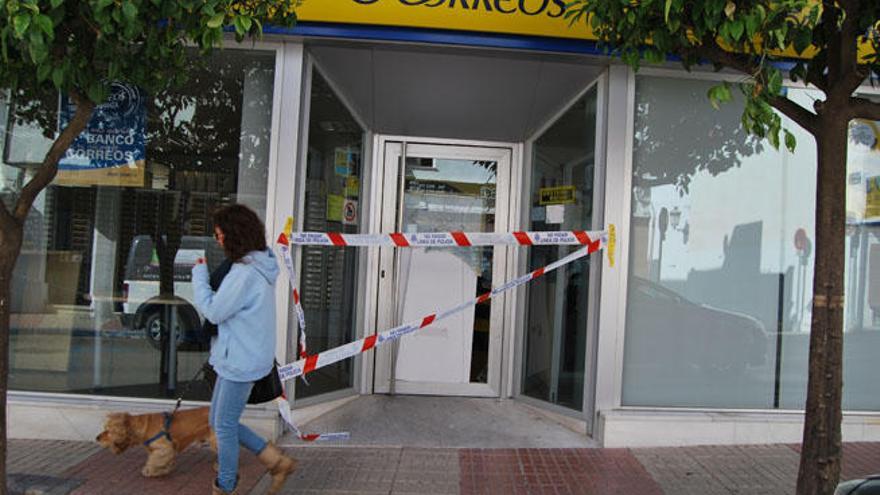 El cajero reventado la madrugada de ayer en San Pedro Alcántara.