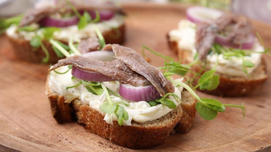 Los cocineros españoles coinciden: “Las anchoas de lata mejoran con mayonesa, pepinillos, mantequilla e incluso fruta”