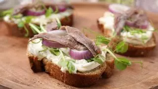 Los cocineros españoles coinciden: “Las anchoas de lata mejoran con mayonesa, pepinillos, mantequilla e incluso fruta”