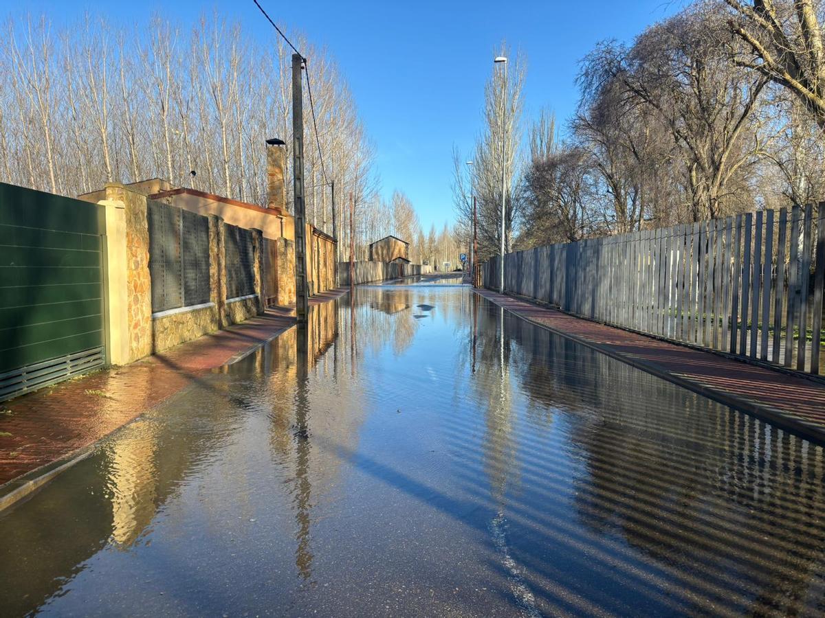 El agua en la vía paralela al Prado de las Pavas.