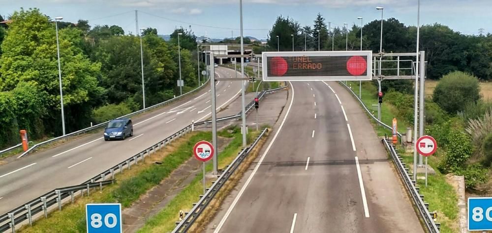 El vuelco de un camión obliga a cortar la Autovía