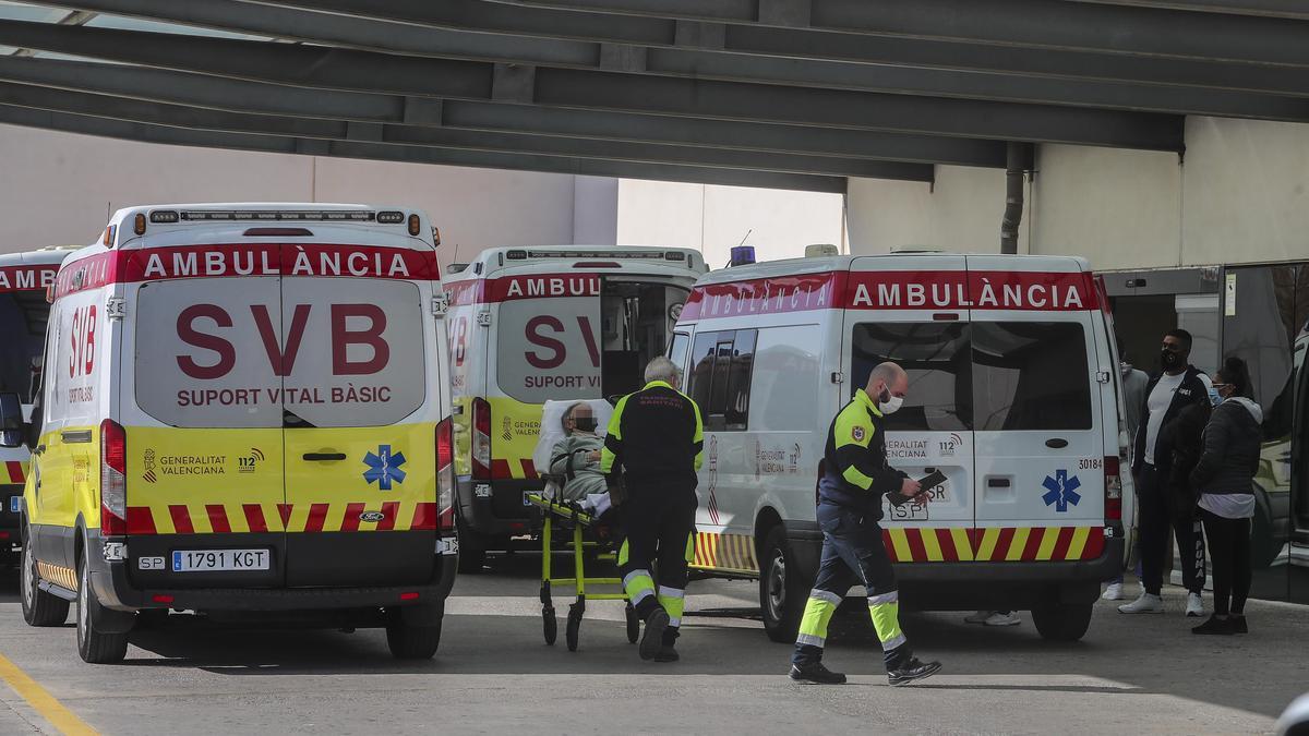 Ambulancias en la puerta de Urgencias de La Fe, en una imagen de archivo.