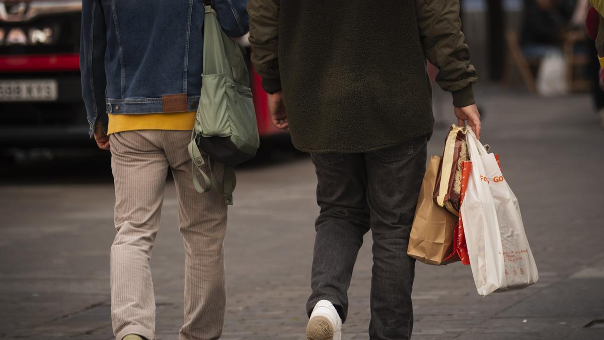 Unas personas realizan unas compras en La Laguna.
