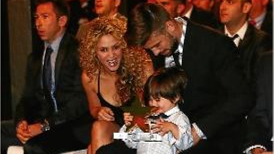 Piqué va recollir el premi acompanyat per la seva família.