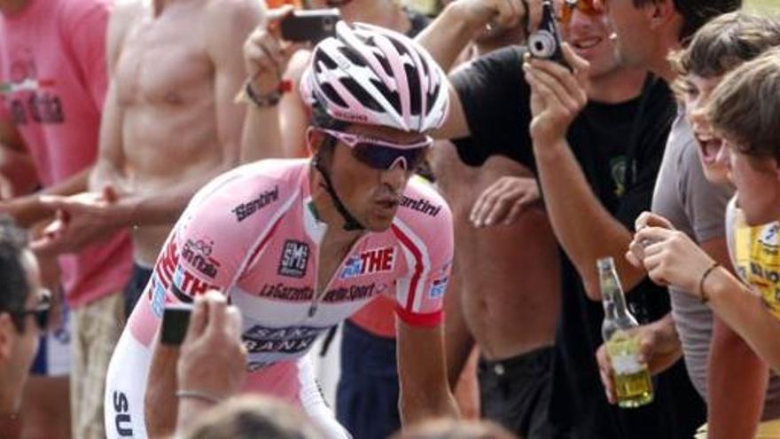 Alberto Contador rodeado de aficionados durante la disputa de la cronoescalada del Giro.