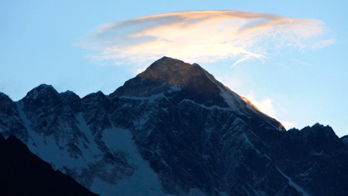 Un núvol corona el cim de l’Everest, el pic més alt del món.