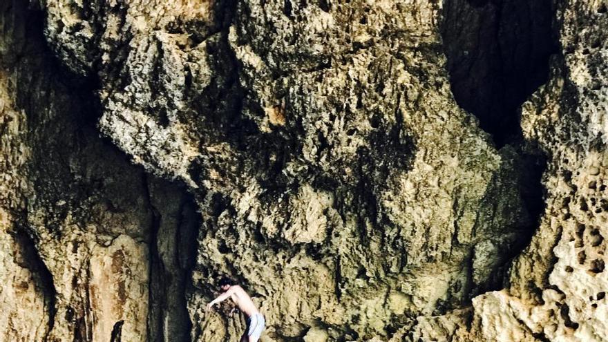 La peligrosa moda de los saltos llega a las cuevas marinas