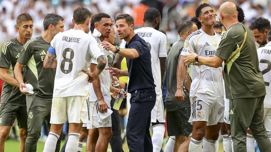 Xabi Alonso da instrucciones a sus jugadores en el 'cooling break' del partido ante la Juventus.