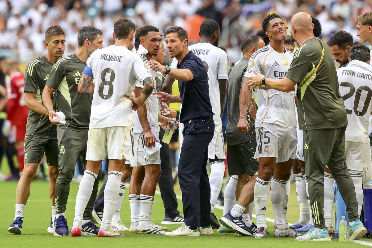 Xabi Alonso da instrucciones a sus jugadores en el 'cooling break' del partido ante la Juventus.